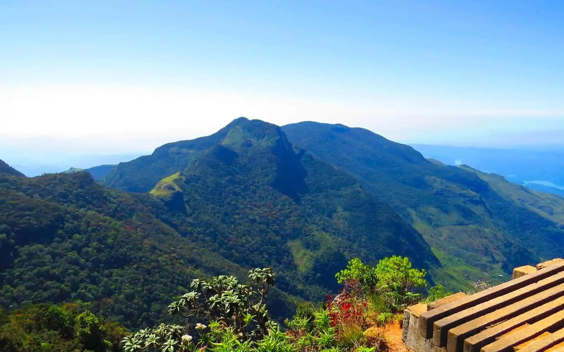 Hike to the summit of Kirigalpoththa Mountain